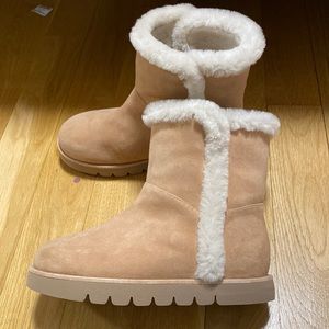 NWT Stuart Weitzman Womens shearling waterproof boots.Light and cozy